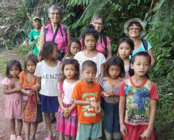 photo-avec-les-enfants-ethniques-laostiens